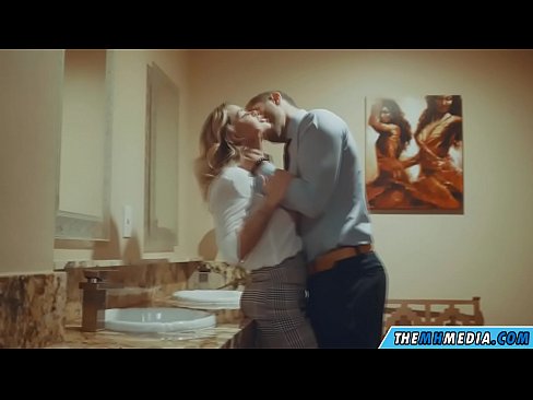 ❤️ Kung ang usa ka busty blonde naghaylo kanimo sa usa ka publiko nga kasilyas ❤❌ Maanindot nga porn sa amon ☑